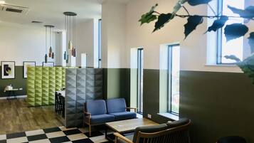 Single Room, Non Smoking | Lobby sitting area