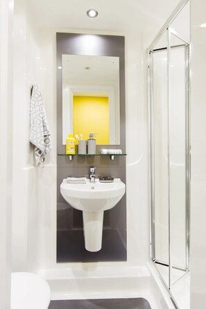 Single Room, Non Smoking | Bathroom