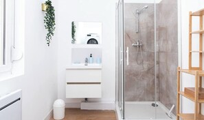 Dusche, Haartrockner, Handtücher, Seife