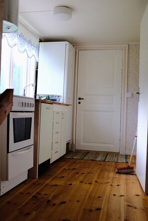 Kylskåp, ugn, spishäll och diskmaskin