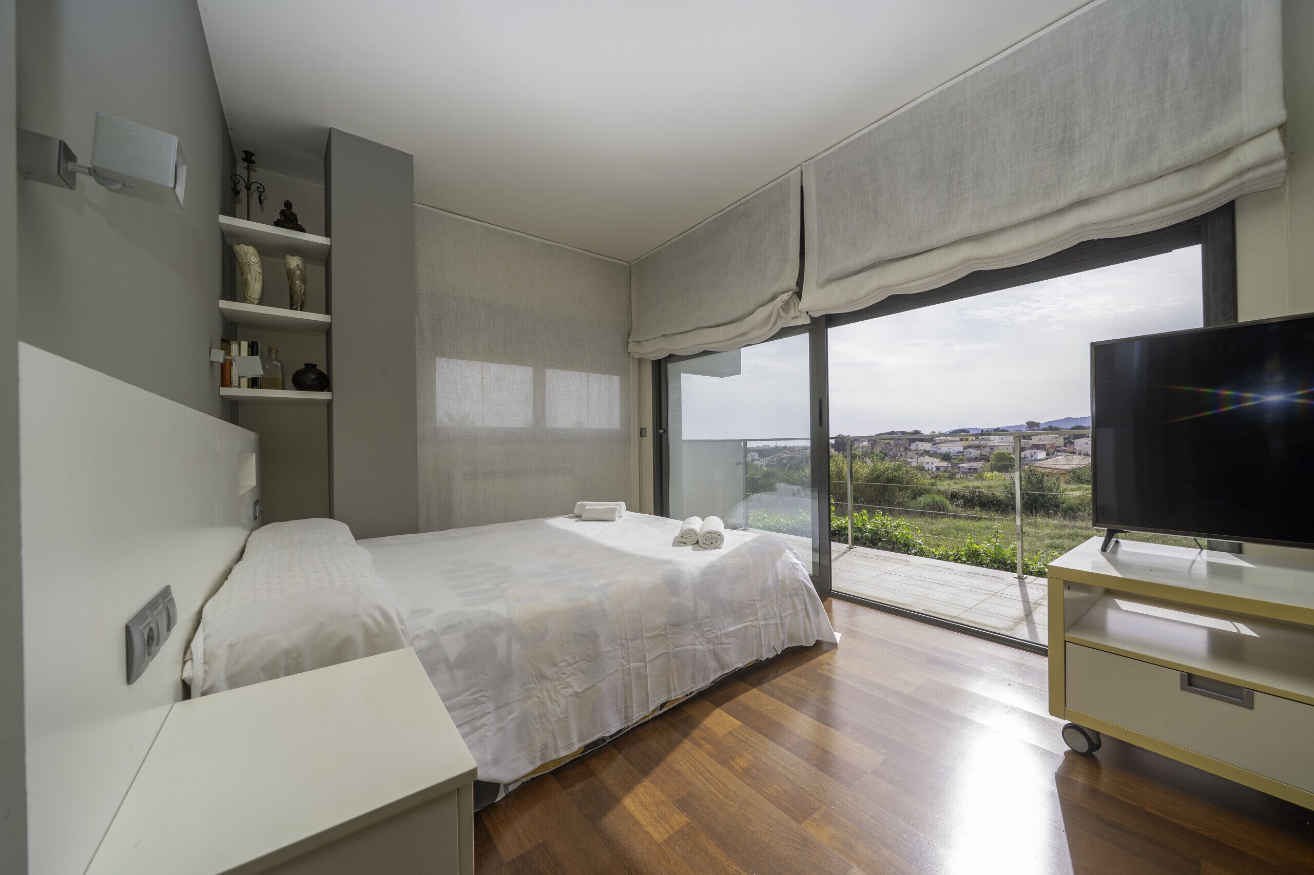 3 slaapkamers, een strijkplank/strijkijzer, gratis wifi, beddengoed