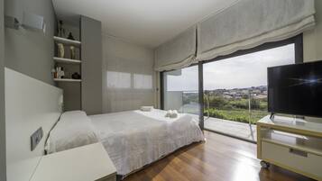 3 slaapkamers, een strijkplank/strijkijzer, gratis wifi, beddengoed