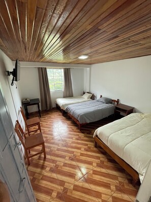 5 Schlafzimmer, Schreibtisch, Bügeleisen/Bügelbrett, WLAN