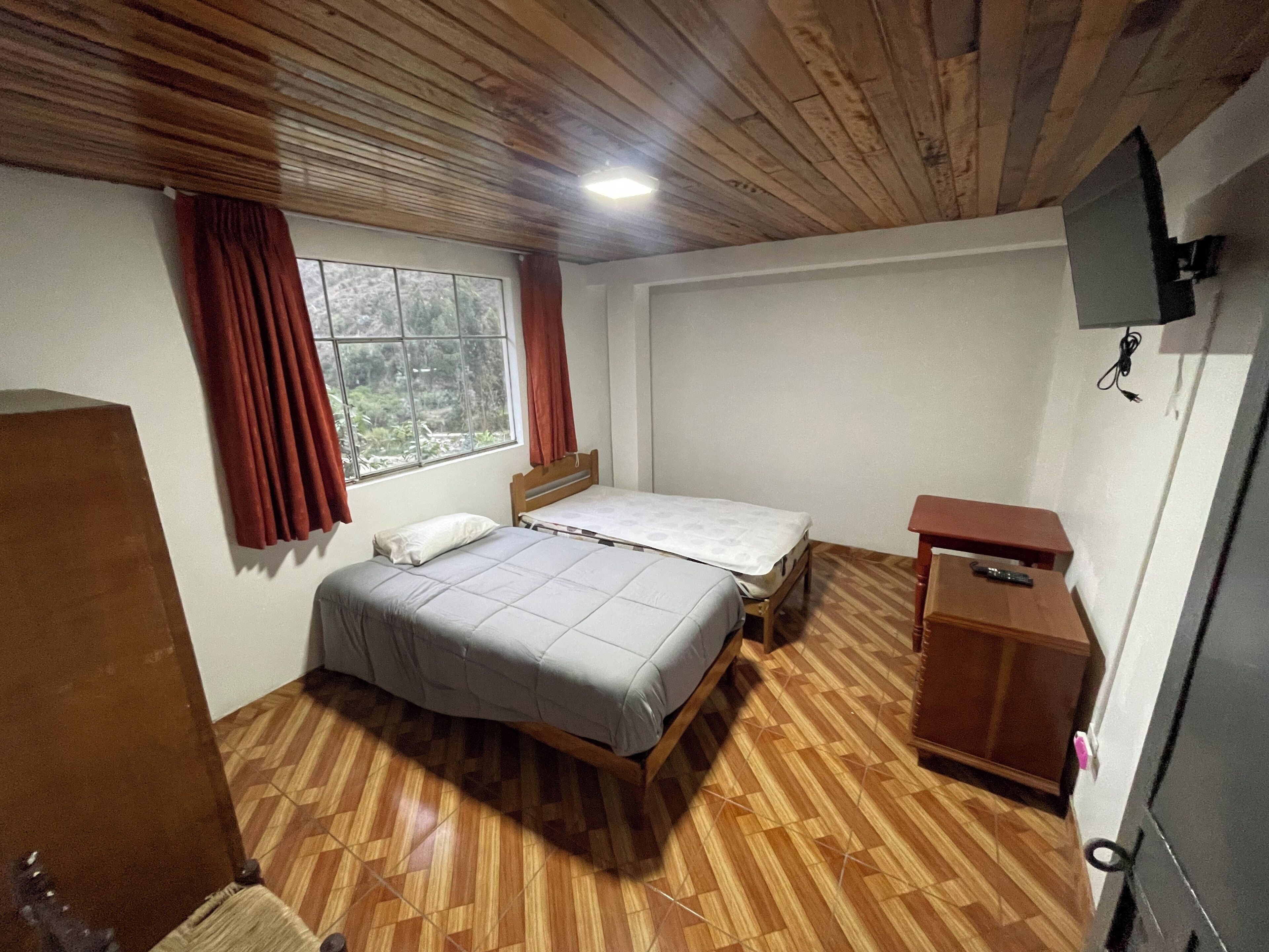 5 bedrooms, desk, iron/ironing board, WiFi