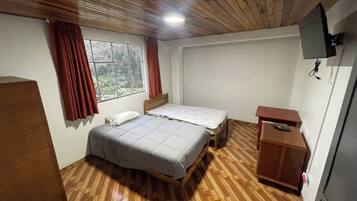 5 bedrooms, desk, iron/ironing board, WiFi