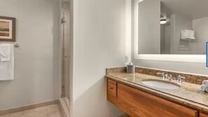 Ducha, bañera de hidromasaje, secador de pelo y toallas