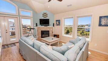 Télévision, baby-foot, livres