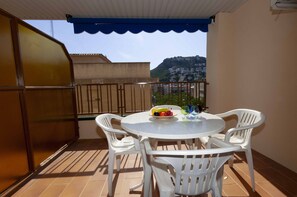 Outdoor dining - Comfortable and Spacious Apartment in Roses (Roses)