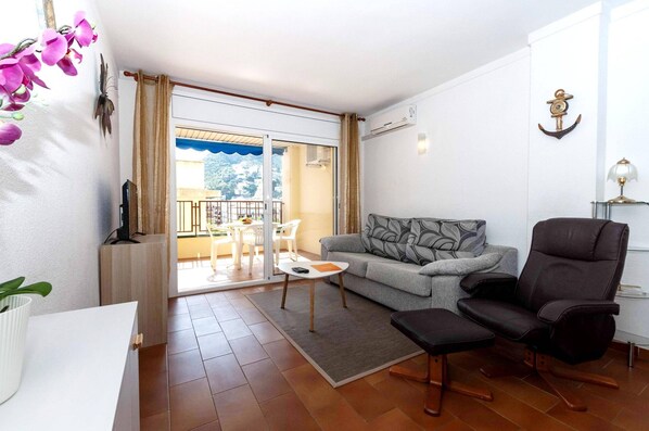 Living area - Comfortable and Spacious Apartment in Roses (Roses)