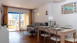 Dining - Comfortable and Spacious Apartment in Roses (Roses)