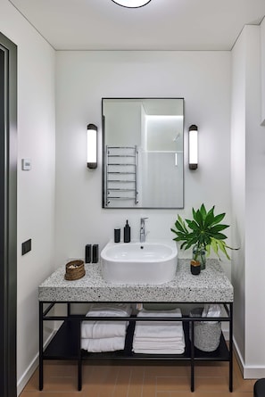 Dusche, Haartrockner, Handtücher, Seife