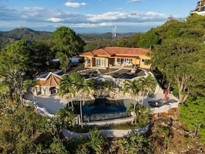 Interior - Stunning Mountaintop Property with Stylish Main Home, Private Guesthouse & Infinity Pool (Potrero)