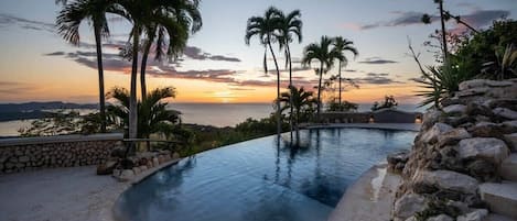 حمام سباحة خاص