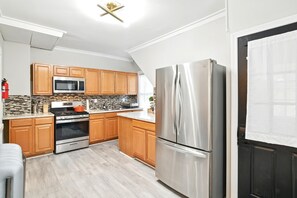 Private kitchen - Modern Victorian 3BR 2BA Apt with Parking (Springfield)