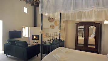 Deluxe Apartment, 2 Bedrooms, Corner | Desk, laptop workspace, free WiFi