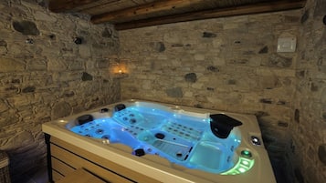Deluxe Apartment, 2 Bedrooms, Corner | Private spa tub