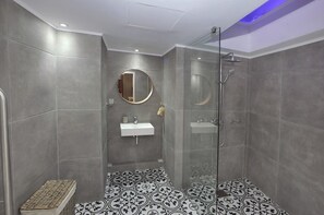 Classic Apartment, 1 Queen Bed, Mountainside | Bathroom | Free toiletries, hair dryer, towels, soap - Pentasino Heritage Suites (Agios Theodoros)
