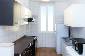 Jääkaappi, mikroaaltouuni, liesi, kahvin-/teenkeitin