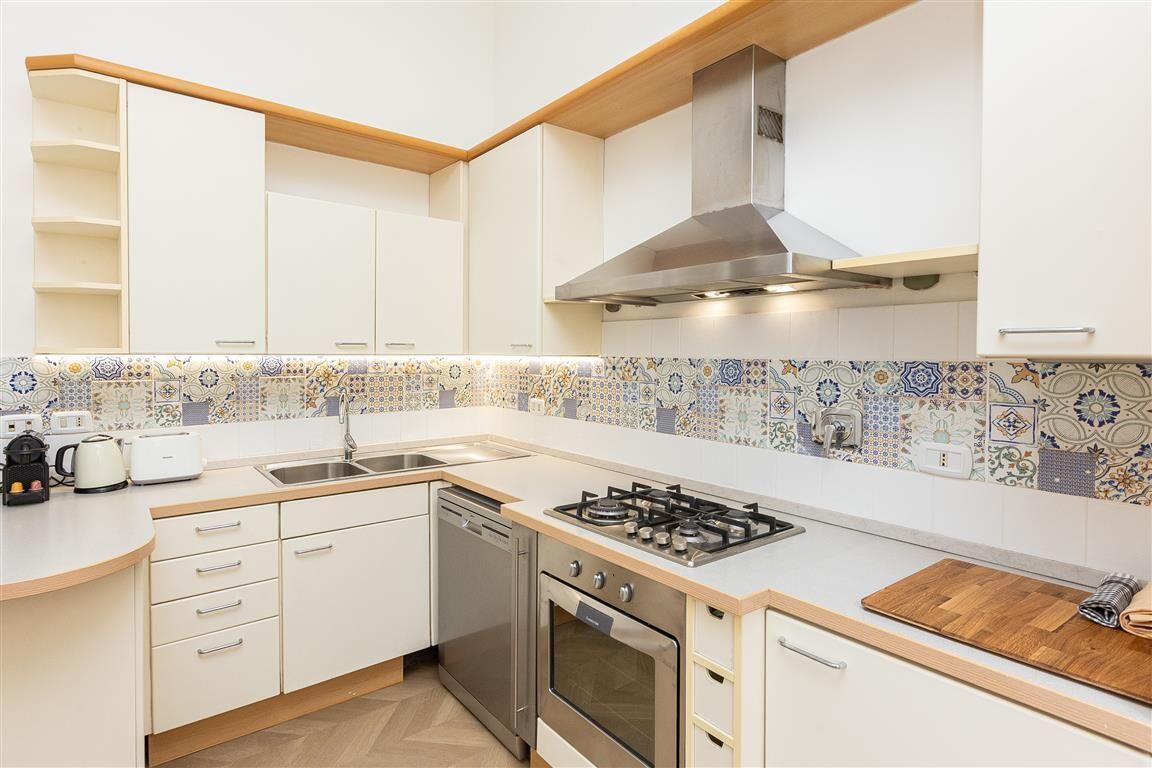 Kühlschrank, Mikrowelle, Herdplatte, Geschirrspüler