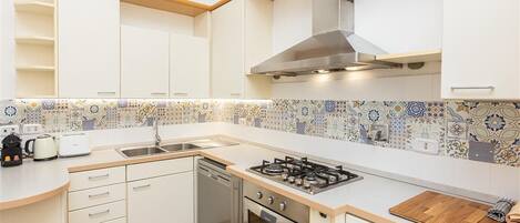 Réfrigérateur, micro-ondes, plaque de cuisson, lave-vaisselle