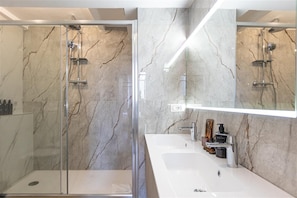 Dusche, Haartrockner, Bidet, HandtĂŒcher