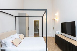 4 bedrooms, iron/ironing board, internet, bed sheets