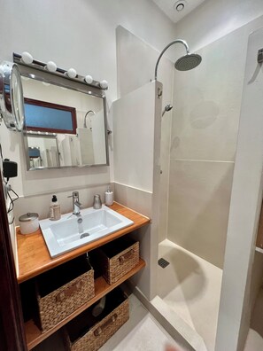 Shower, hair dryer, towels, soap - Charming 4-person apartment, 1930 building, downtown Porto Vecchio (Porto-Vecchio)