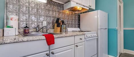 Mikrovågsugn, ugn, spishäll och kaffe- och tebryggare