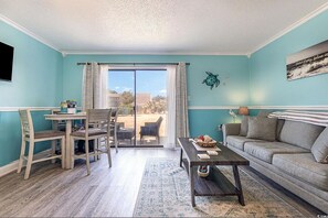 Smart TV, books - Cozy 1-bedroom condo with AC, WiFi in charming Little River. 3 miles from beach. (Little River)