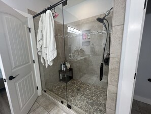 Douche, séchoir à cheveux, serviettes fournies, savon