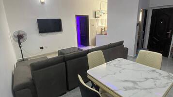 Appartement Ăconomique, balcon, vue ville | Salle Ă manger