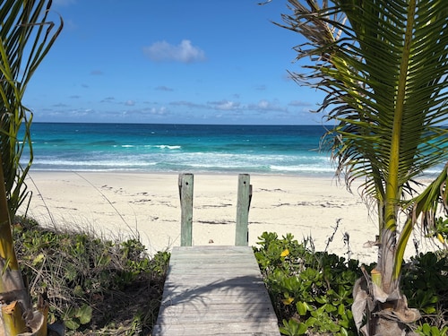 Calypso Cottage: Spacious 3Br/3.5Ba house with amazing views and private dock