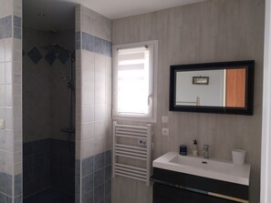 Douche, sèche-cheveux, serviettes fournies, savon