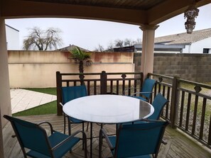 Outdoor dining - Beautiful family villa with heated indoor pool (Talmont-Saint-Hilaire)