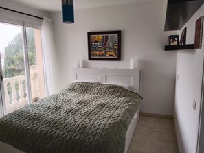 4 bedrooms, desk, iron/ironing board, travel crib - Beautiful family villa with heated indoor pool (Talmont-Saint-Hilaire)