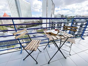 Outdoor dining - Prestige Lisbon Entire 3 Bedroom Luxury Family Friendly Apartment (Lisboa)