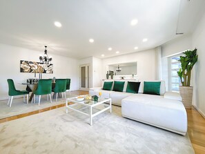 Smart TV, books - Prestige Lisbon Entire 3 Bedroom Luxury Family Friendly Apartment (Lisboa)