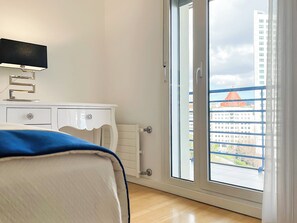 3 bedrooms, iron/ironing board, free WiFi, bed sheets