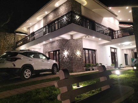 Fachada de la propiedad por la tarde o noche