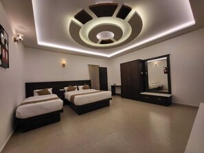 奢華三人房, 陽台, 庭園景觀 | 書桌、筆電工作空間