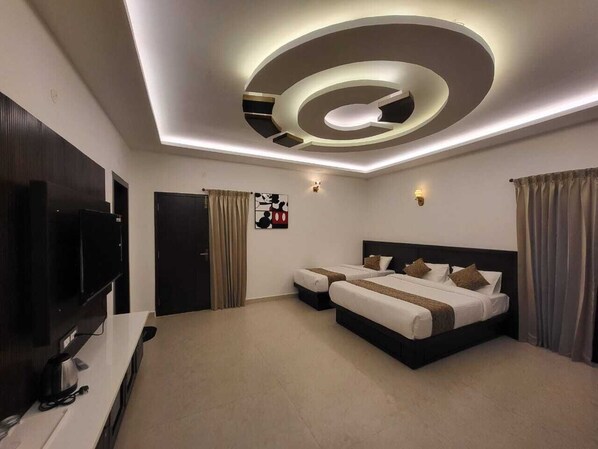 Luxury-Dreibettzimmer, Balkon, Blick auf den Innenhof