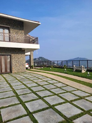 Voorkant accommodatie - avond/nacht