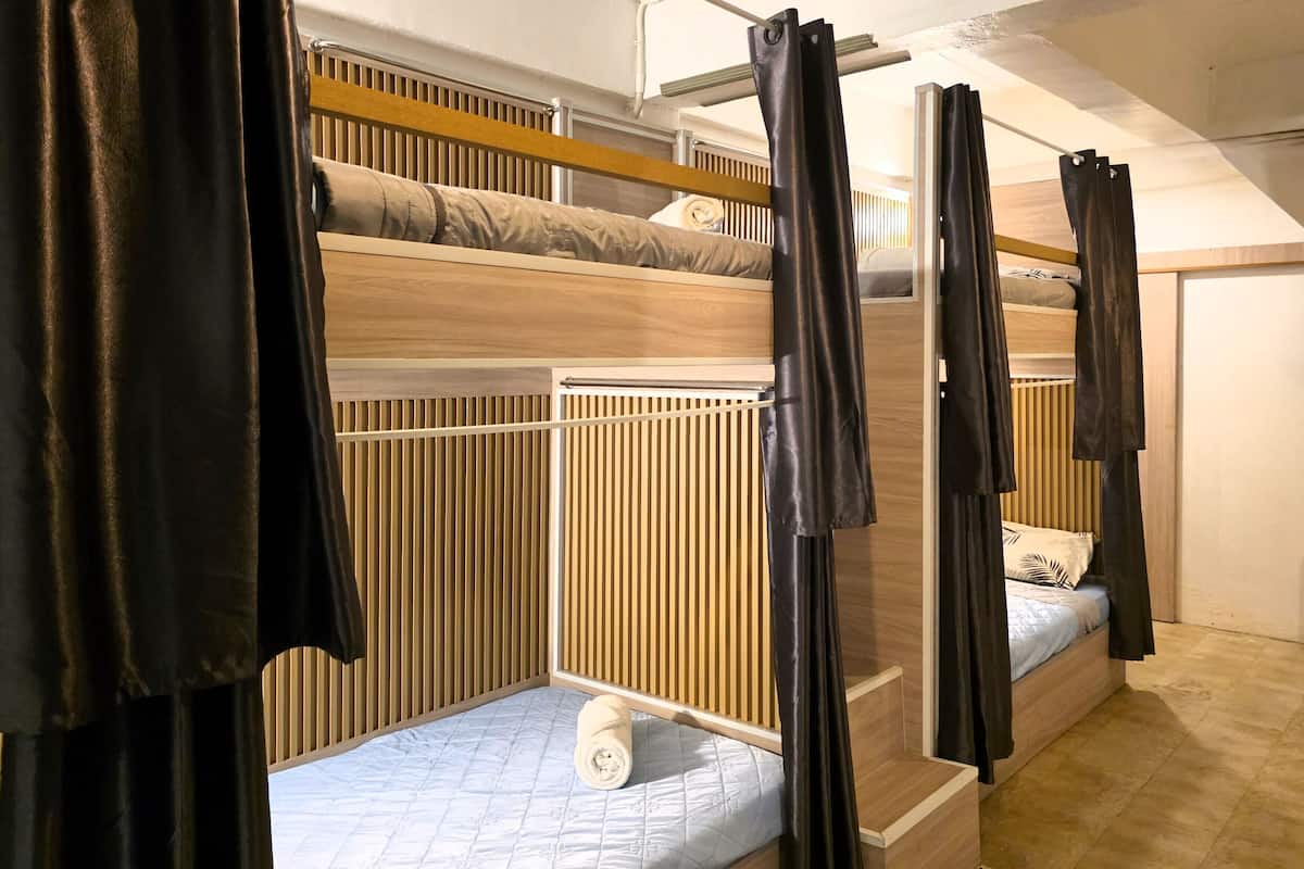Deluxe 6 Bed Female Dormitory | Free WiFi, bed sheets