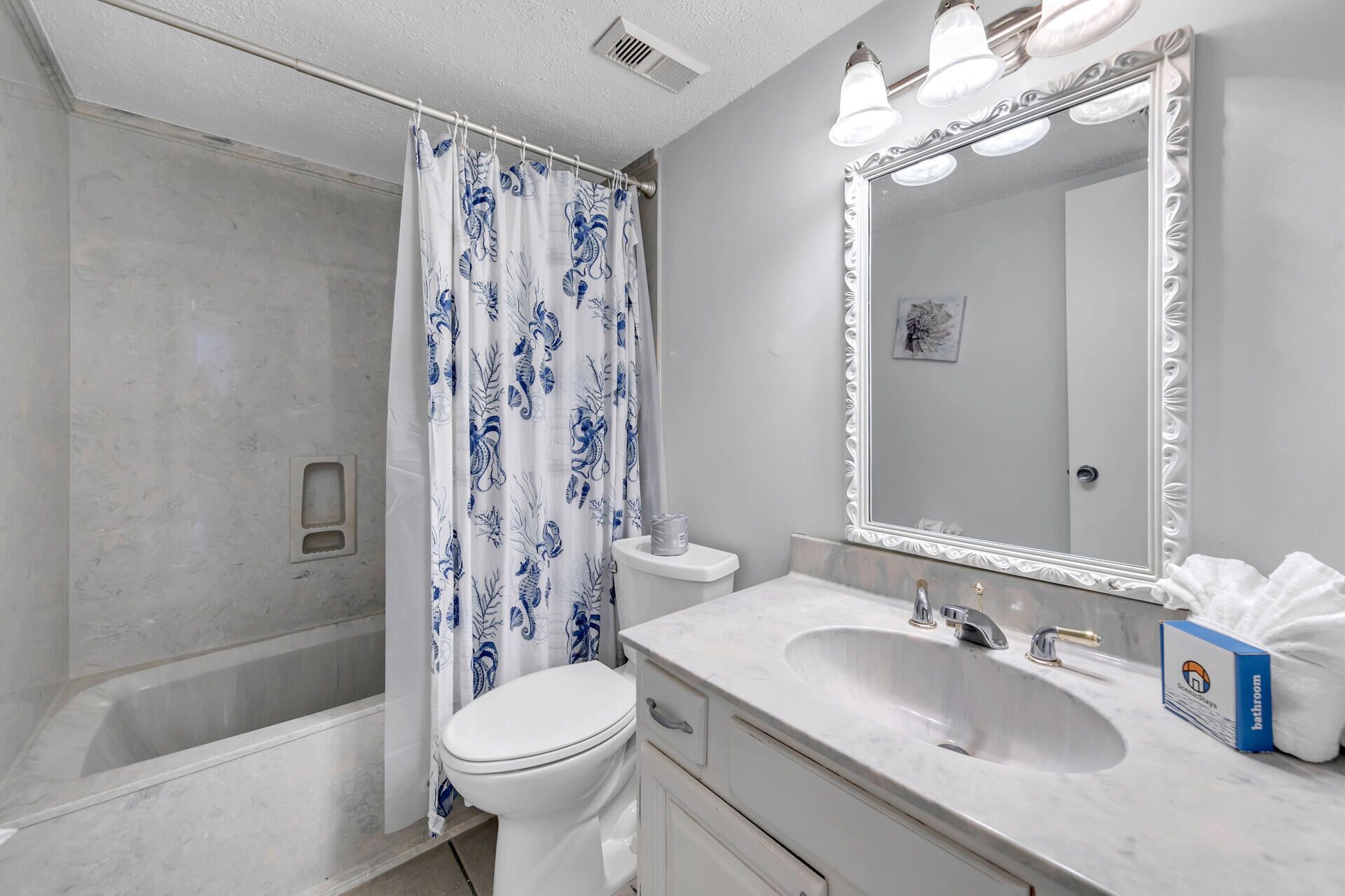 Une salle de bain équipée d’une douche, de toilettes, d’un lavabo et d’un meuble-lavabo.