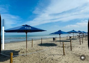 Espreguiçadeiras, toalhas de praia 