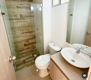 Toallas, jabón, papel de baño