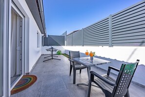 Apartment | Outdoor dining