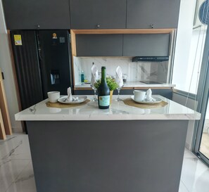 Horno, parrilla de estufa, cafetera y tetera y licuadora