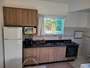 Großer Kühlschrank, Mikrowelle, Ofen, Herdplatte
