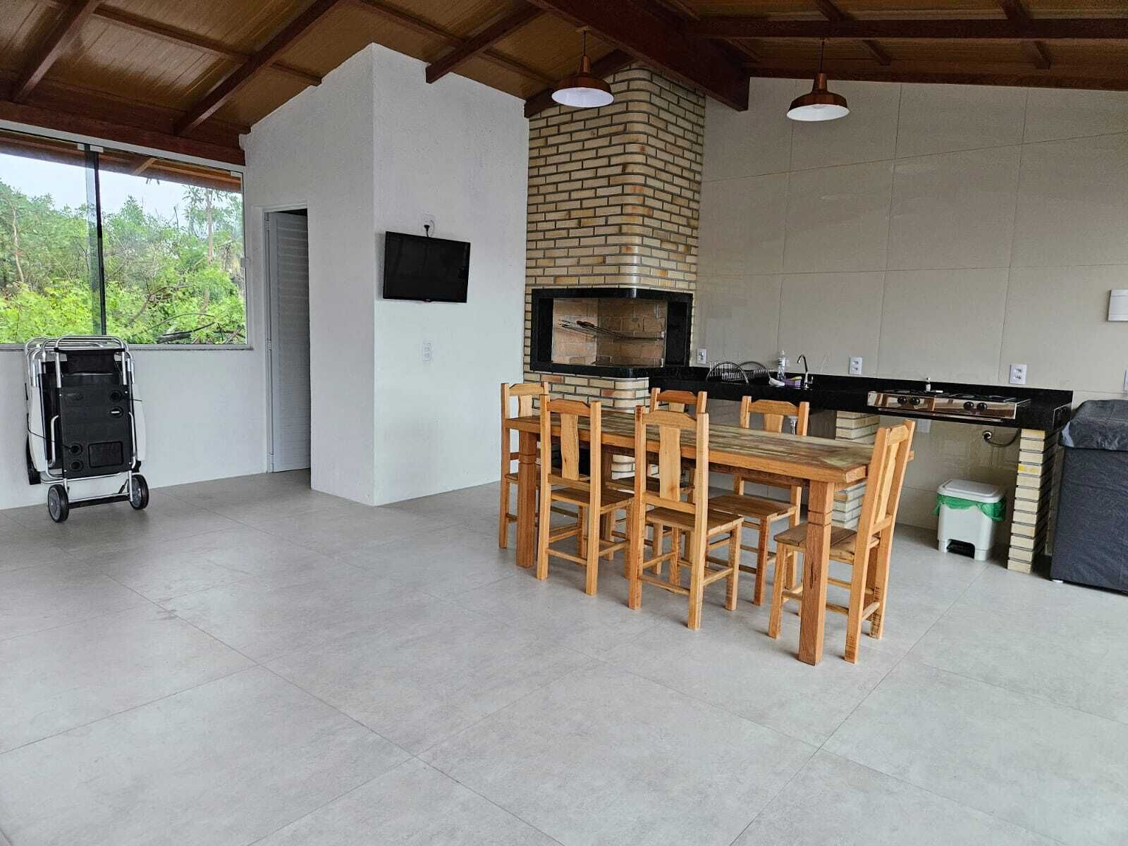 Townhouse | Private kitchen | Full-sized fridge, microwave, oven, stovetop